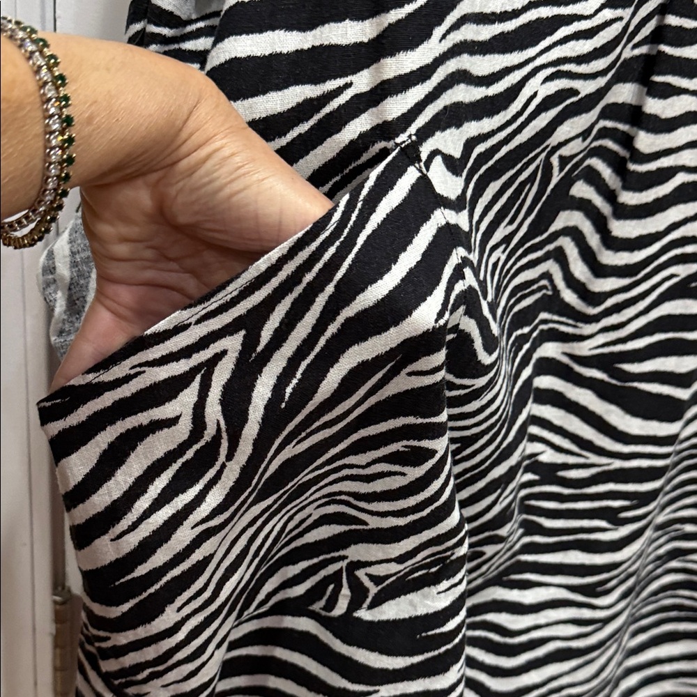 Zebra Print Zebra print Blouse with Black and White Stripes size 2x - Picture 4 of 7